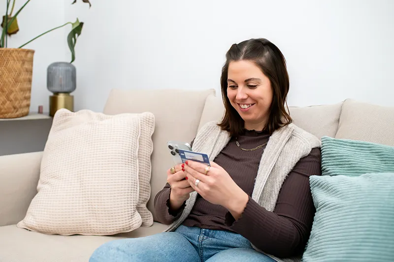Kundin bestellt bequem per Smartphone